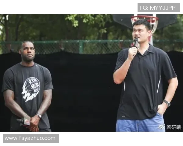 詹姆斯亲切问候姚明展现篮球友谊与跨国交流的美好瞬间